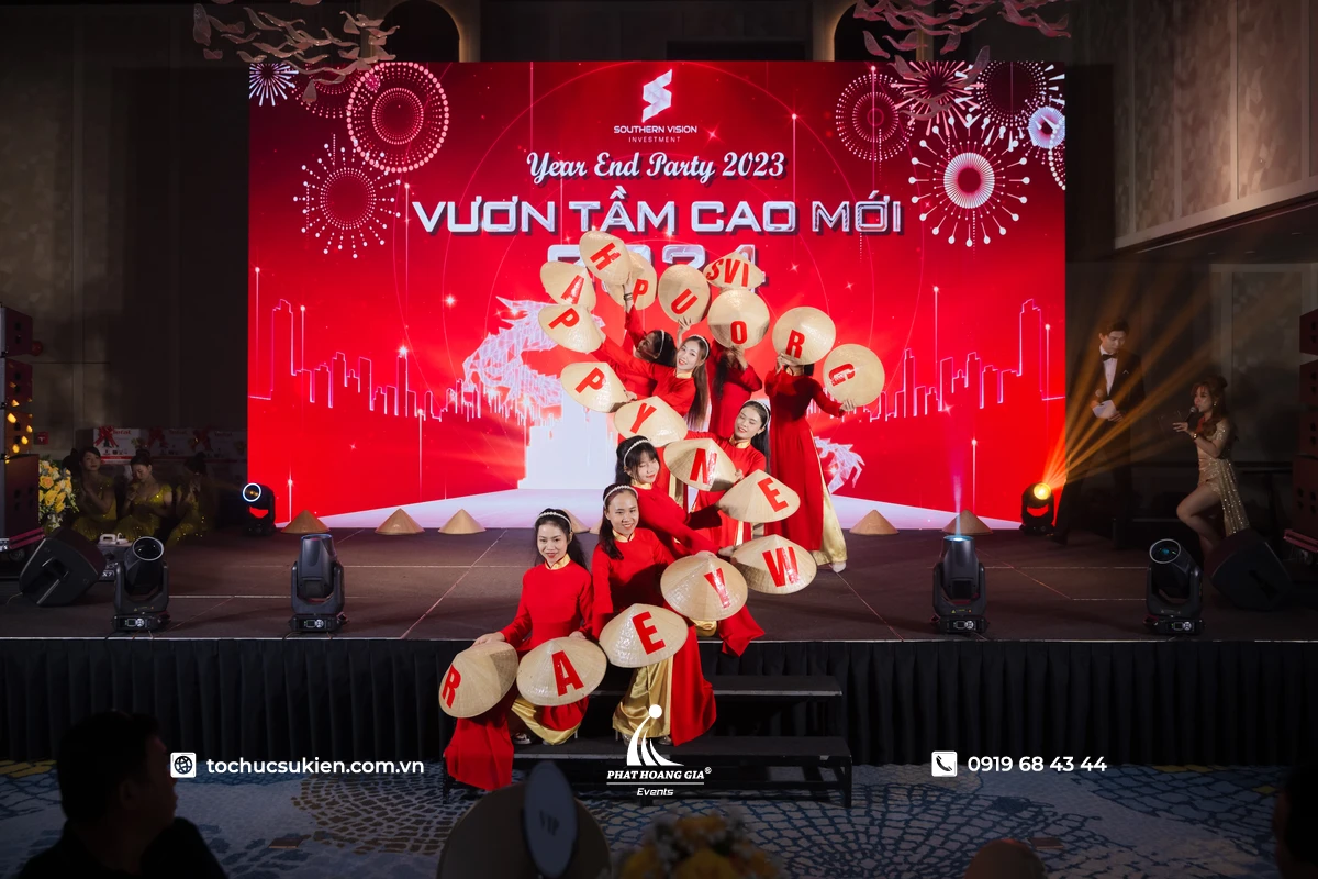Phát Hoàng Gia tổ chức sân khấu year end party với những tiết mục văn nghệ sôi động và đặc sắc khuấy động không khí.