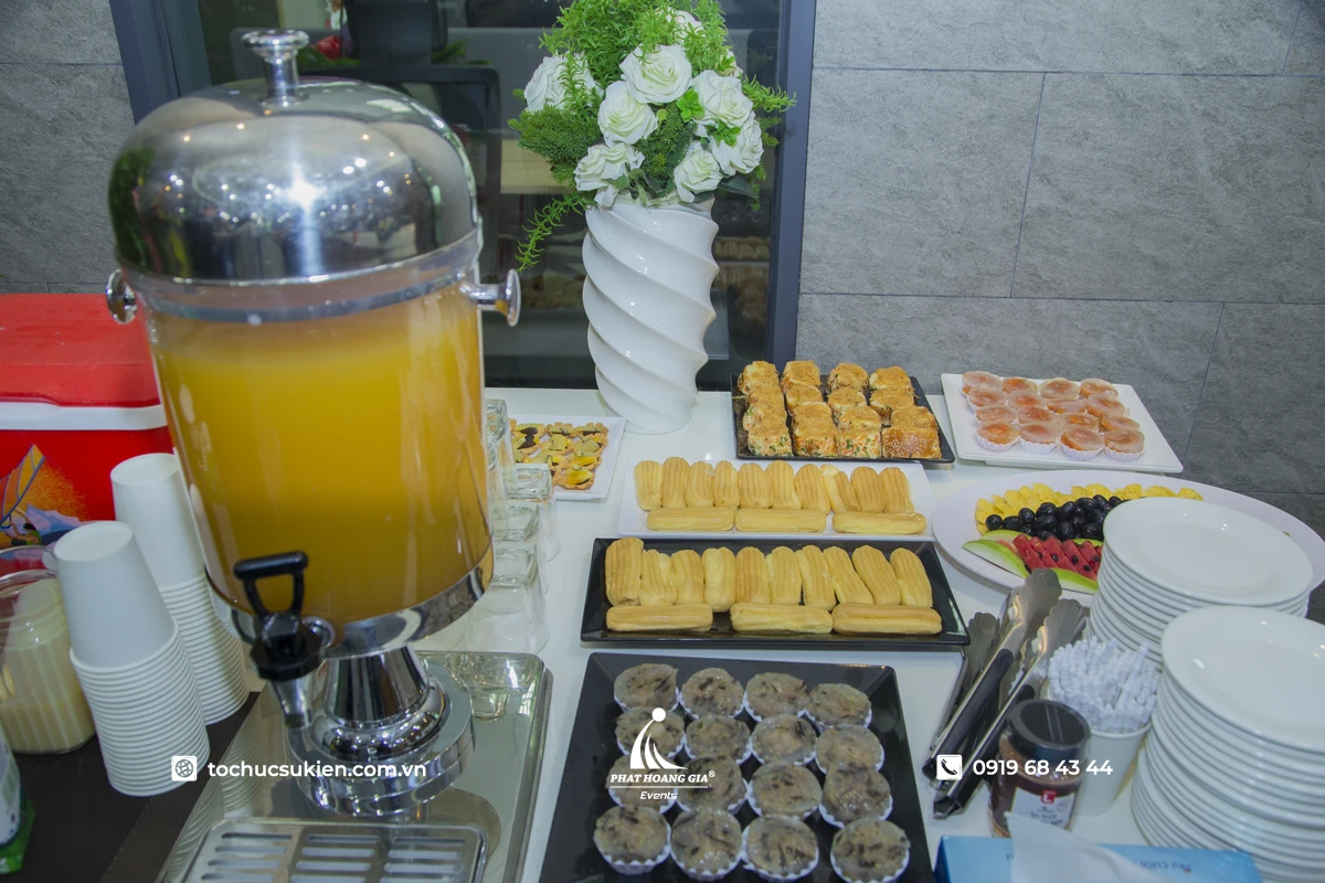 Bàn tea break thực tế do PHG chuẩn bị với bánh ngọt và nước trái cây