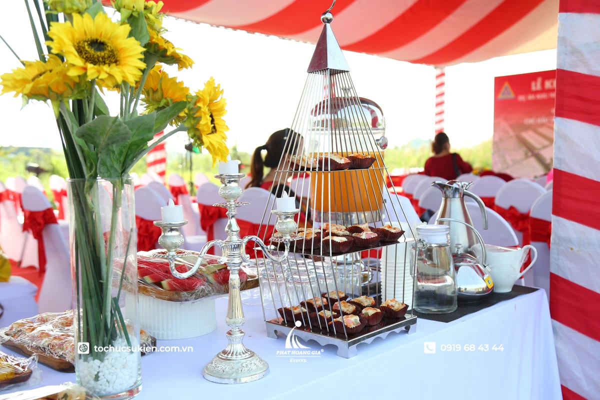 Toàn cảnh không gian và vị trí bố trí bàn tea break trong sự kiện