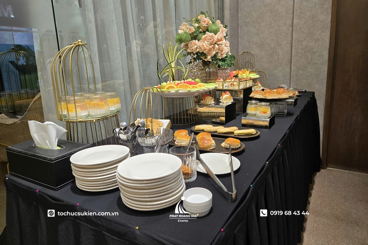 Bàn tea break được chuẩn bị với đa dạng các loại bánh mặn và bánh ngọt, kết hợp nước uống phục vụ khách tham dự trong không gian sự kiện chuyên nghiệp
