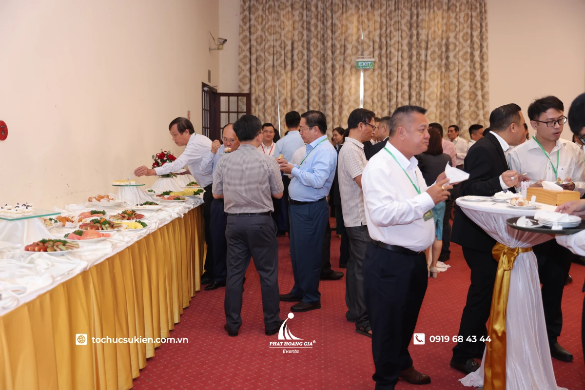 Khách hội nghị đang networking và trao đổi tại sảnh teabreak