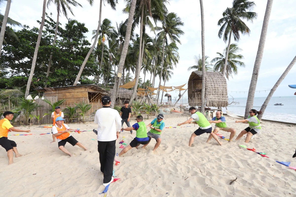 Hai đội đang nổ lực kéo co trên bãi cát trong ngày hội teambuilding