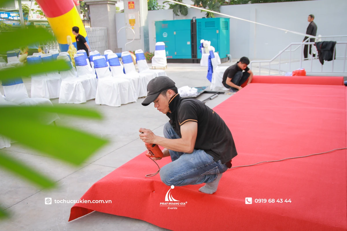 Hoàn thiện khâu trải thảm đỏ sự kiện chuẩn bị cho chương trình khai mạc do PHG thực hiện