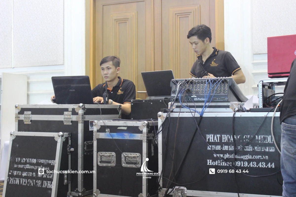 Nhân viên kỹ thuật PHG đang tập trung setup các thiết bị âm thanh ánh sáng tại sự kiện