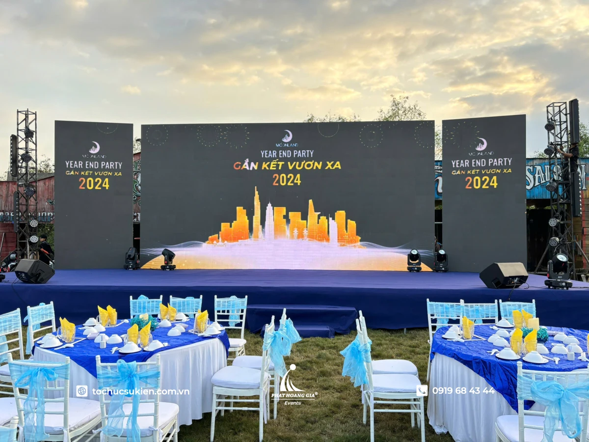 Toàn cảnh sân khấu màn hình led chương trình Year End Party ngoài trời cùng các bàn tiệc tròn chỉn chu