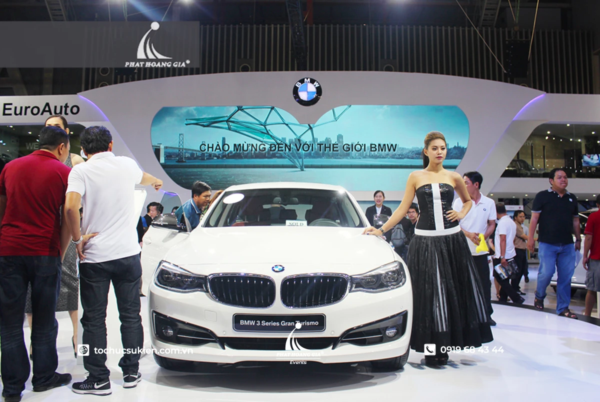 Không gian thiết kế gian hàng triển lãm ô tô BMW sang trọng thu hút đông đảo khách tham quan.