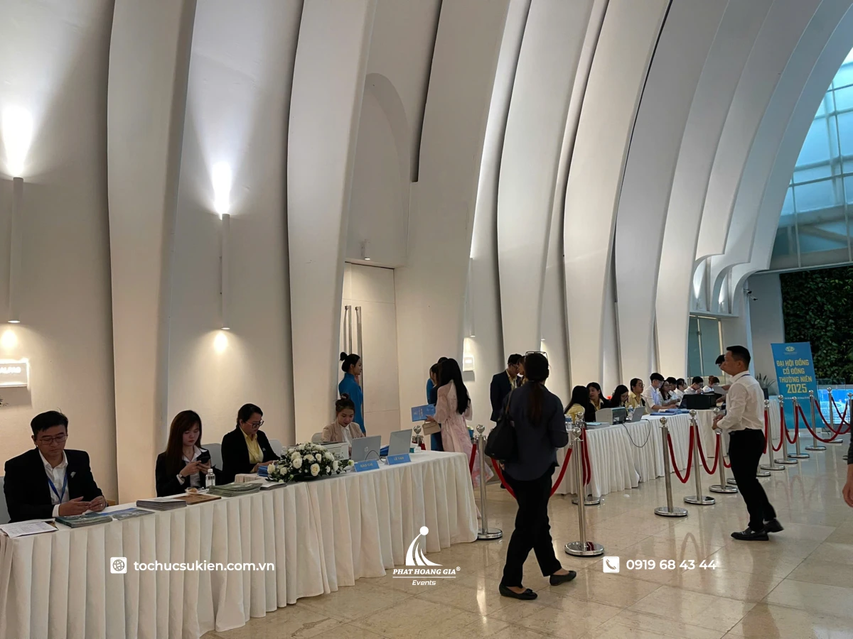 Khung cảnh đón khách trang trọng tại không gian sảnh check-in