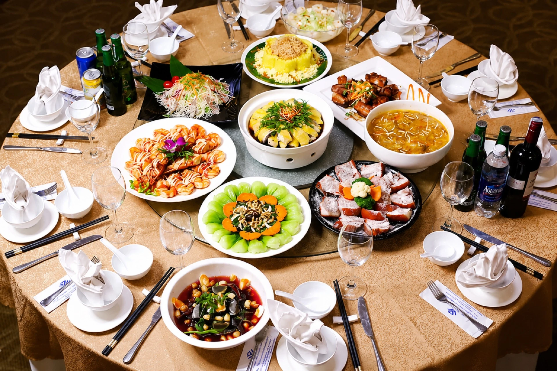 Thực đơn tất niên doanh nghiệp với các món ăn truyền thống trên bàn tiệc tròn