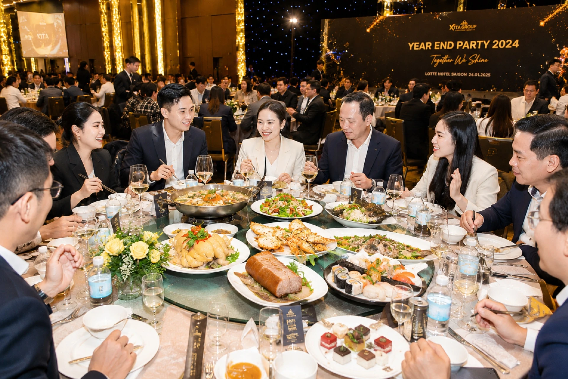 Bàn tiệc tất niên với các món ăn truyền thống và hiện đại được phối hợp phù hợp nhiều độ tuổi khách mời