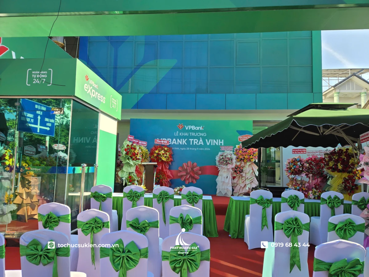 Khung cảnh triển khai dịch vụ thuê bàn ghế tại lễ khai trương.
