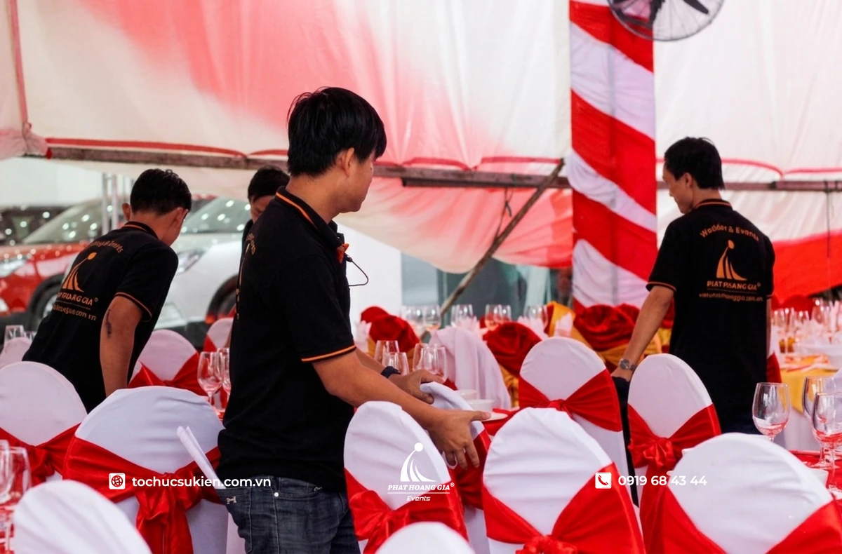 Dịch vụ cho thuê bàn ghế do Phát Hoàng Gia triển khai sắp xếp ghế tại Lễ khai trương.