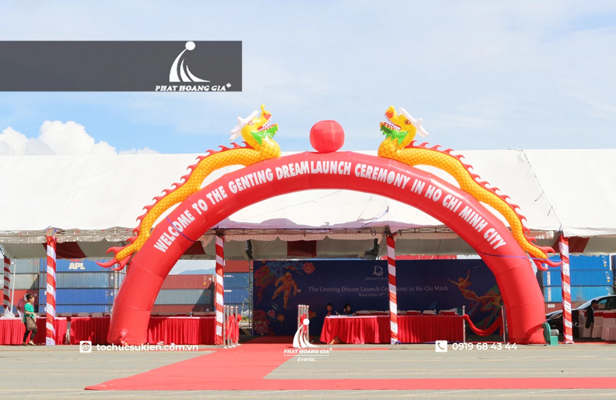 Dịch vụ thuê cổng hơi hai con rồng đặt trước lối vào sự kiện Genting Dream