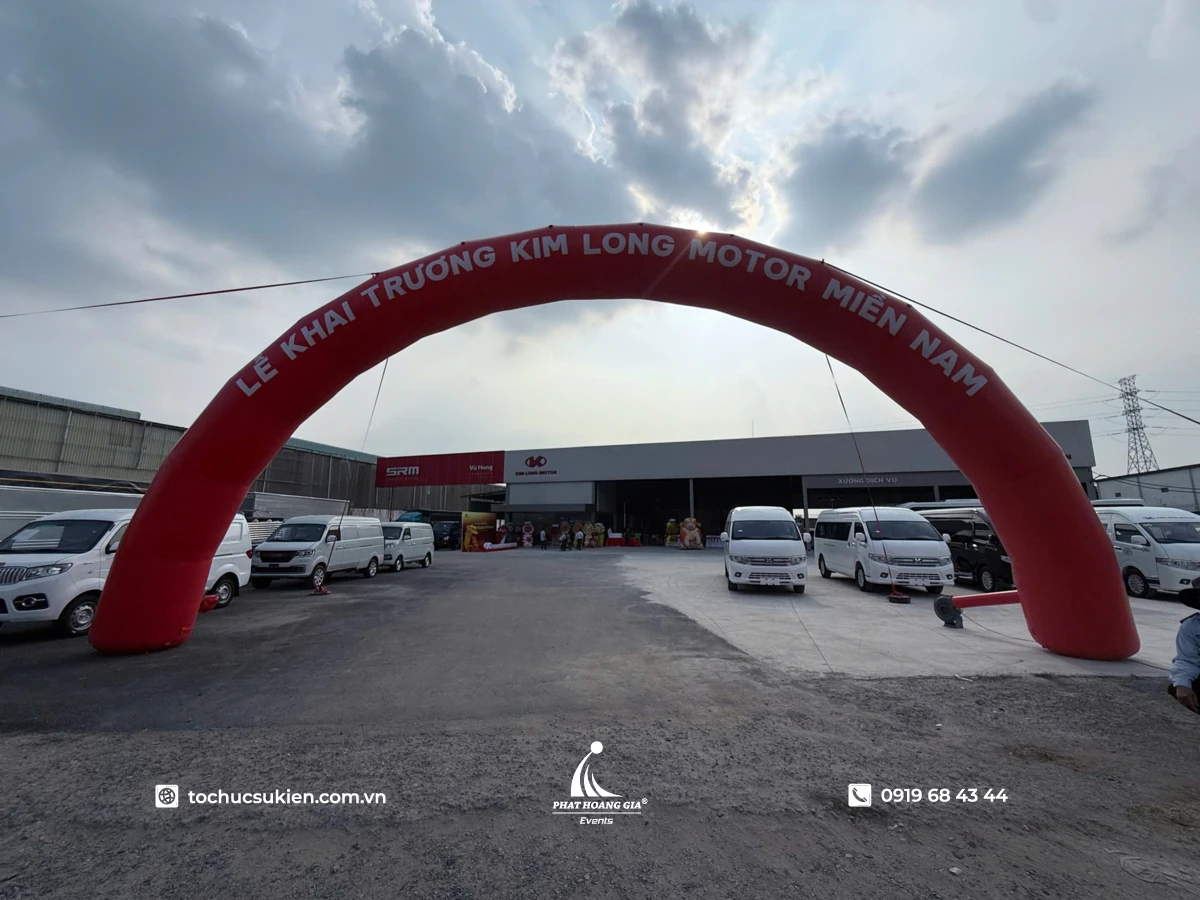 Chiếc cổng hơi màu đỏ in chữ trắng nổi bật dựng tại lối vào lễ khai trương Kim Long Motor Miền Nam