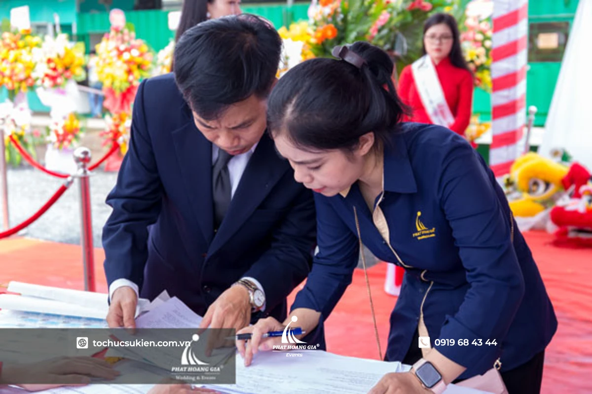 Nhân viên PHG khảo sát và kiểm tra sơ đồ vị trí lắp đặt cổng hơi tại lối vào sự kiện