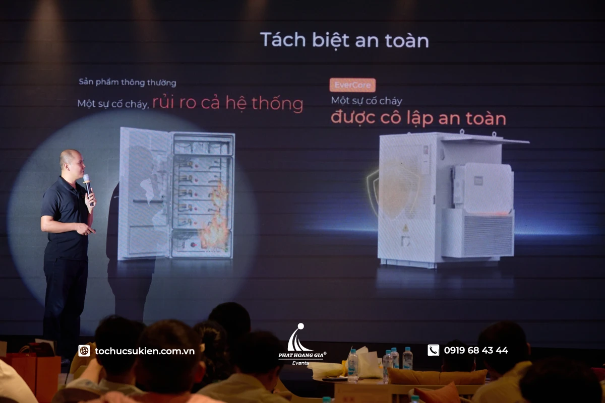 Ánh đèn từ việc thuê đèn follow giúp diễn giả nổi bật hơn khi thuyết trình về giải pháp an toàn trên sân khấu.