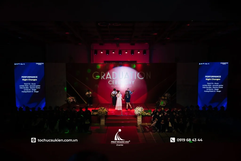 Ánh đèn từ dịch vụ thuê đèn follow làm nổi bật tiết mục văn nghệ trong buổi lễ tốt nghiệp đầy cảm xúc.