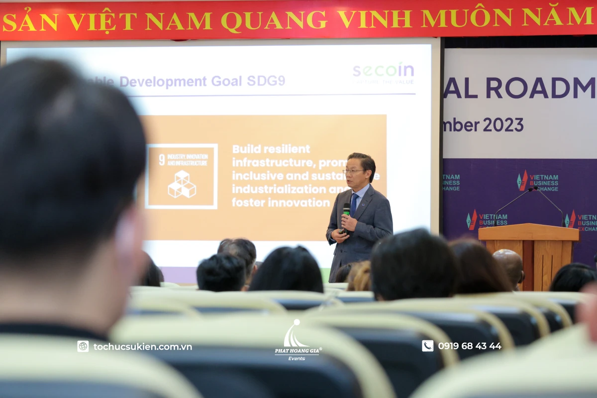 PHG cho thuê máy chiếu giúp hỗ trợ diễn giả truyền tải thông tin hiệu quả tại hội thảo.