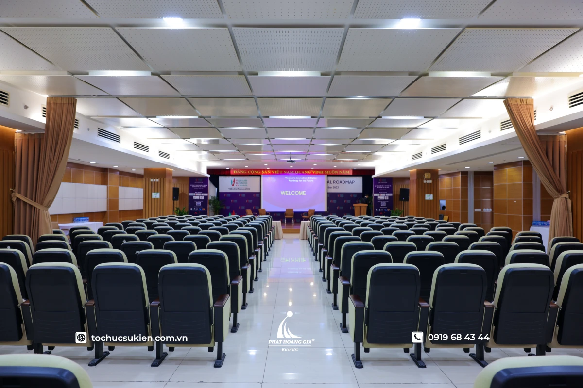 PHG triển khai cho thuê máy chiếu tại hội nghị chuyên nghiệp.