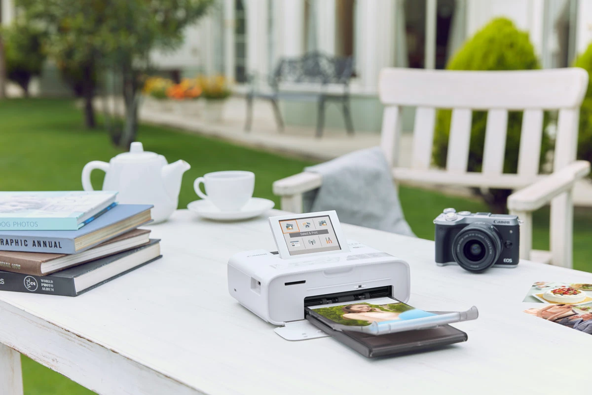 Máy in ảnh lấy liền cỡ nhỏ cho gia đình đang chạy khay in ảnh giấy khổ 4x6 inch đặt ngoài trời