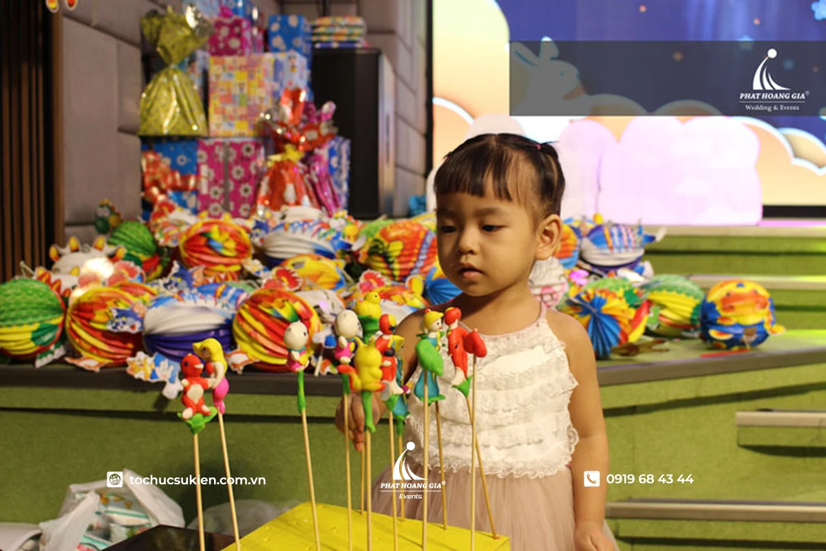Bộ sưu tập tò he đa dạng với các con vật quen thuộc được tạo hình thủ công đầy màu sắc và sinh động