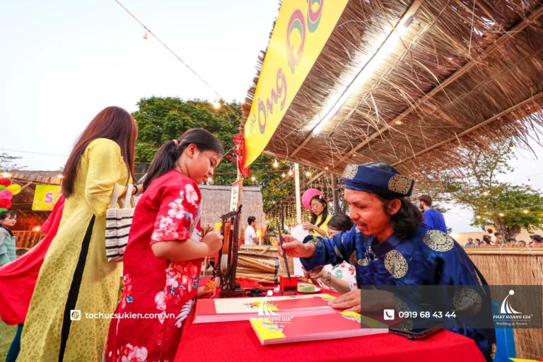 Thuê ông đồ: Chọn nghệ nhân và bố trí gian thư pháp