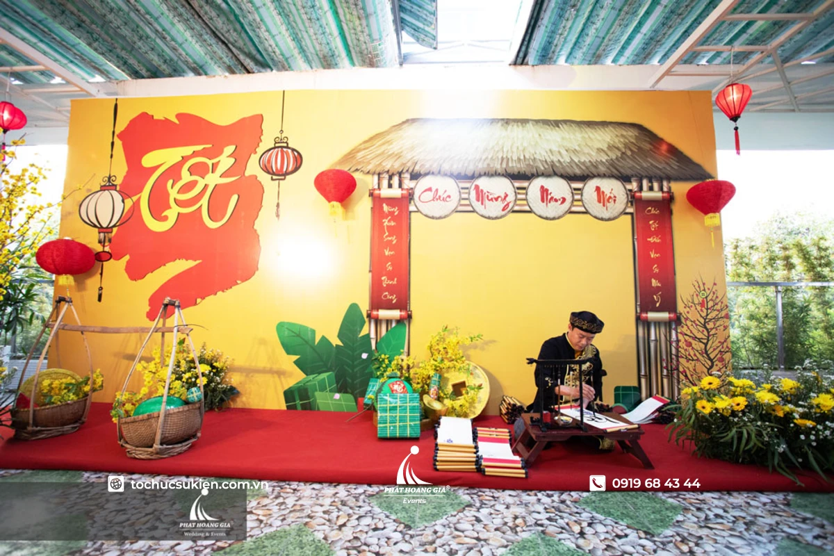 Gian ông đồ chuyên nghiệp tại tiệc tất niên doanh nghiệp với decor truyền thống tone đỏ vàng tre trúc và đèn lồng