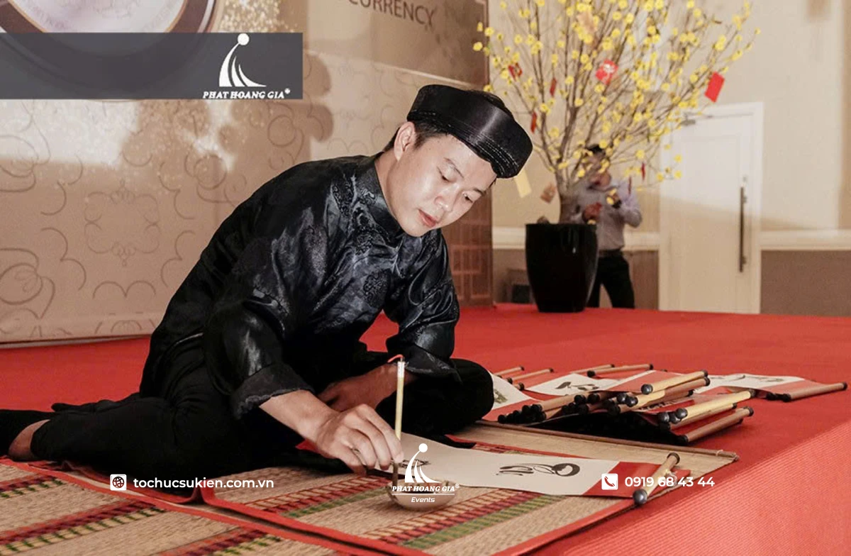 Không gian trải nghiệm văn hóa xin chữ liễn đỏ độc đáo từ dịch vụ thuê ông đồ