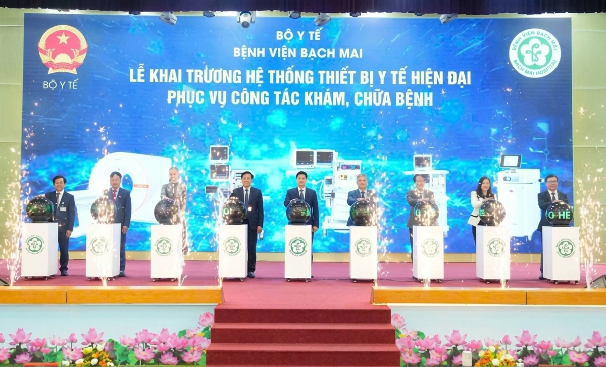 Các đại biểu nhấn quả cầu đèn led mừng khai trương sự kiện.