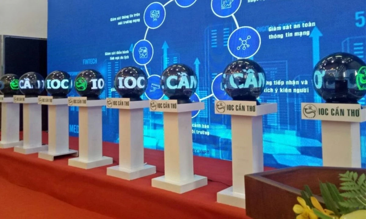 Quả cầu led sự kiện hiển thị logo và nội dung rực rỡ trên bục lễ mở bán sang trọng.