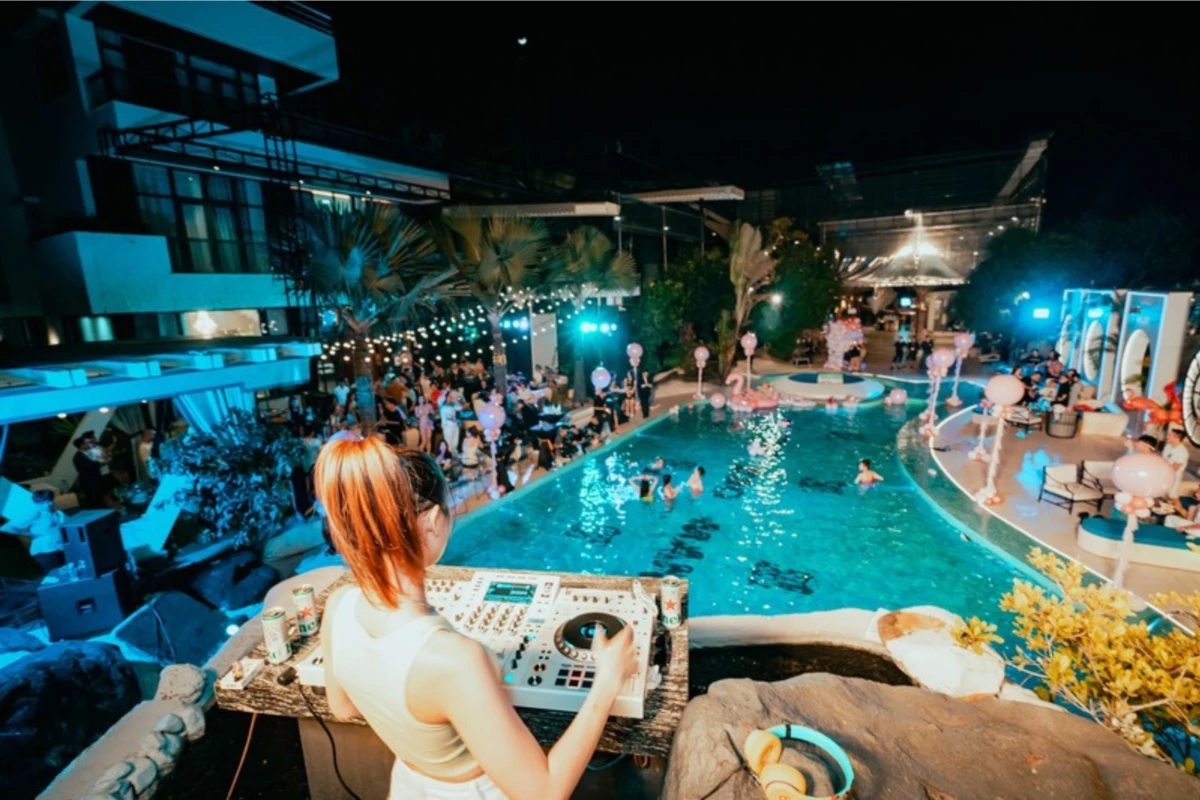 Nữ DJ đánh nhạc cực sung khuấy động không khí tiệc bể bơi đêm náo nhiệt