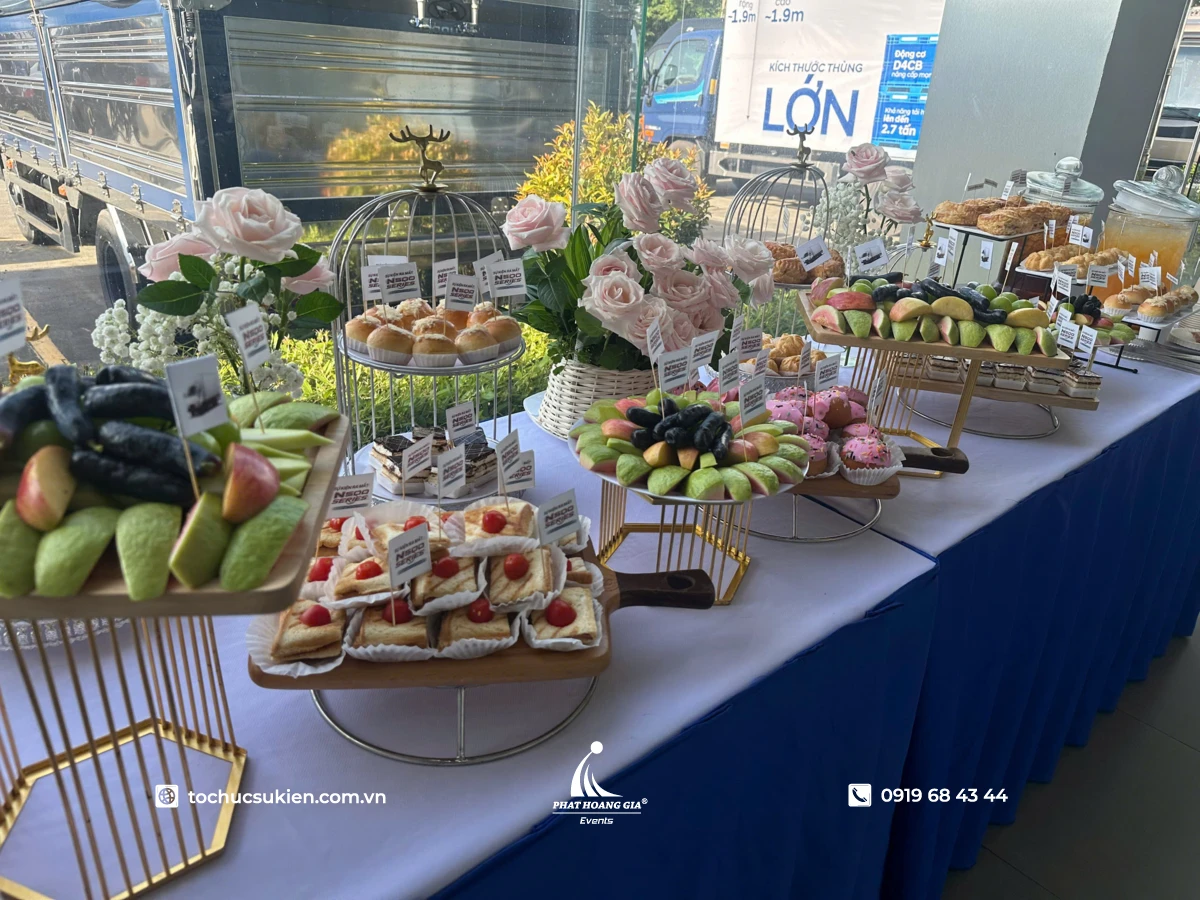 Hình ảnh hoa quả tươi và bánh ngọt trang trí sang trọng cho tiệc buffet bánh ngọt tại sự kiện