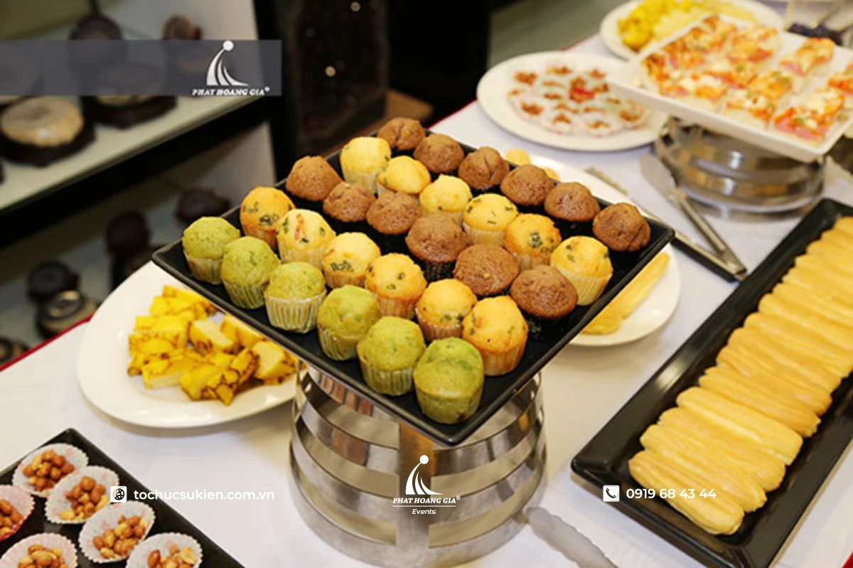 Cận cảnh các khay bánh cupcake và bánh su kem dài phục vụ khách mời