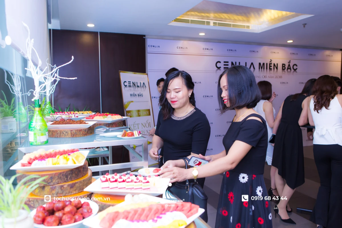 Khách mời lựa chọn bánh ngọt tại bàn tiệc buffet ở sự kiện Cenlia Miền Bắc