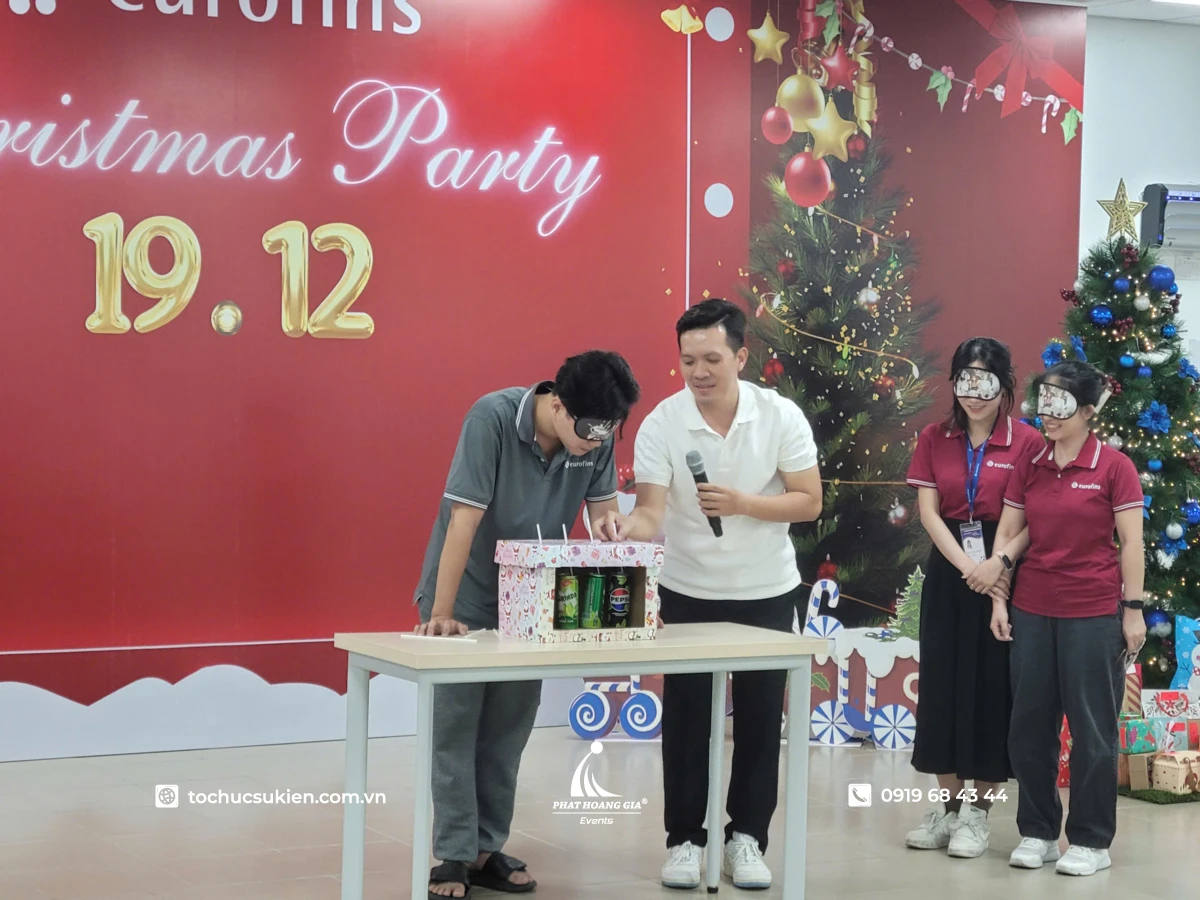 Nhân viên tham gia trò chơi sân khấu vui nhộn tại buổi tiệc giáng sinh công ty
