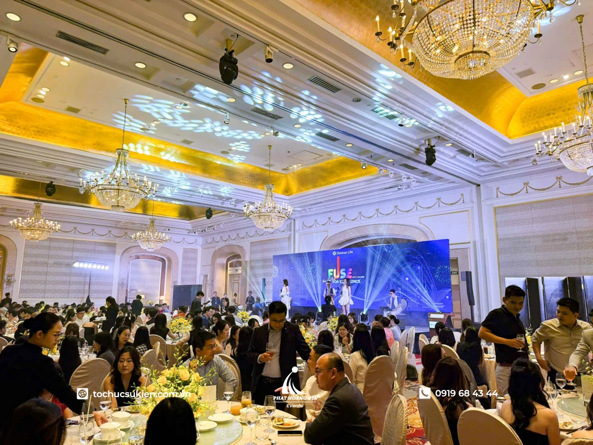 Tìm hiểu tiệc party là gì qua không gian tiệc tối gala cuối năm sang trọng của doanh nghiệp