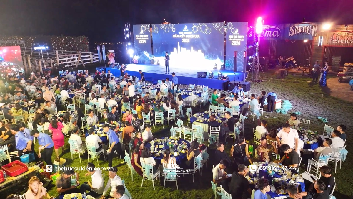 Không gian tiệc party cuối năm ngoài trời hoành tráng với sân khấu lớn và đông đảo khách mời tham dự