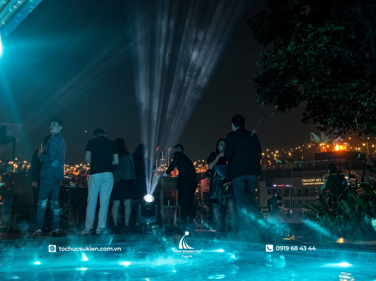 Khách mời dùng món và trò chuyện giao lưu trong đêm tiệc pool party ngoài trời