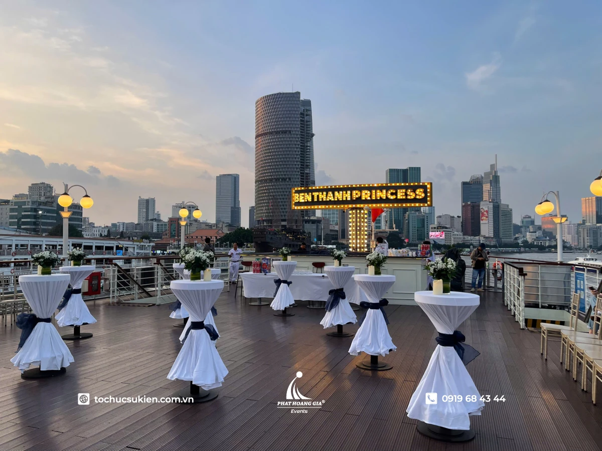 Bố trí không gian networking cho khách tham dự tiệc party trên boong du thuyền lộng gió