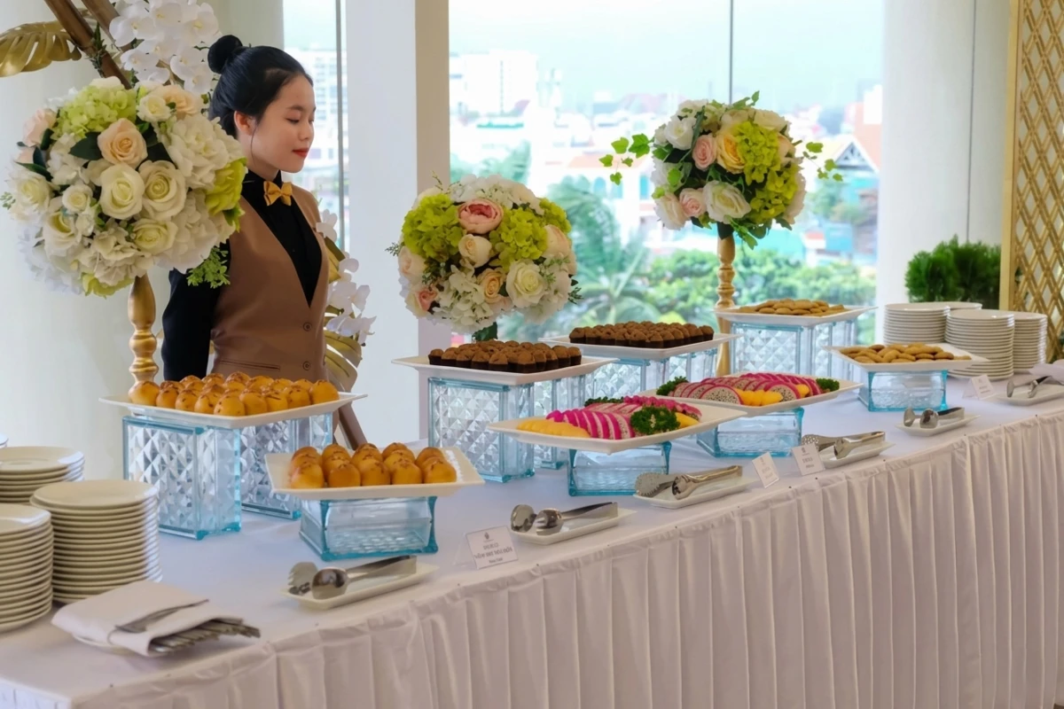 Nữ nhân viên phục vụ bàn tiệc teabreak tại sự kiện