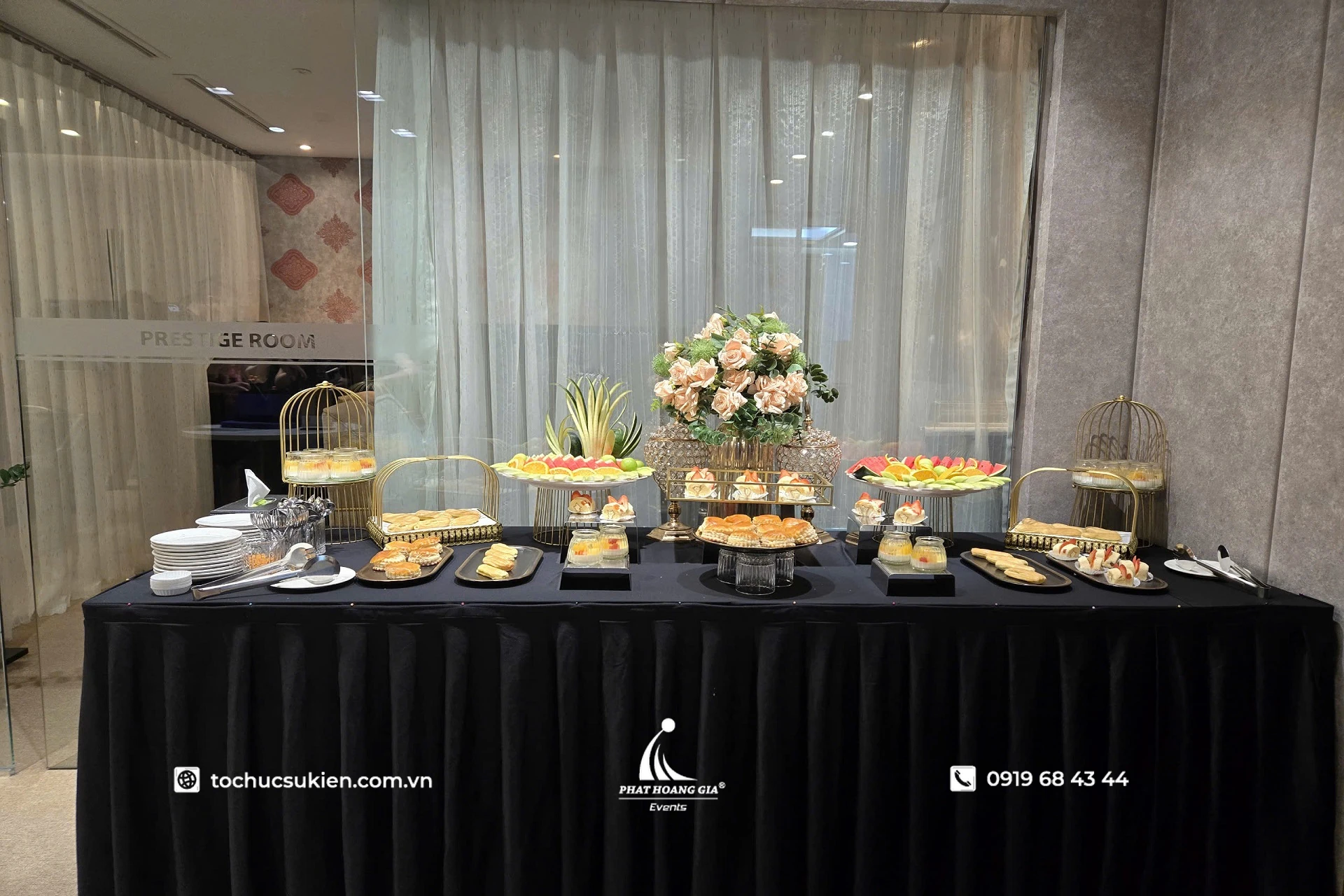 Bàn tiệc Tea Break với bánh ngọt, trái cây tươi và món ăn nhẹ được bày trí trong không gian hội nghị trước giờ đón khách