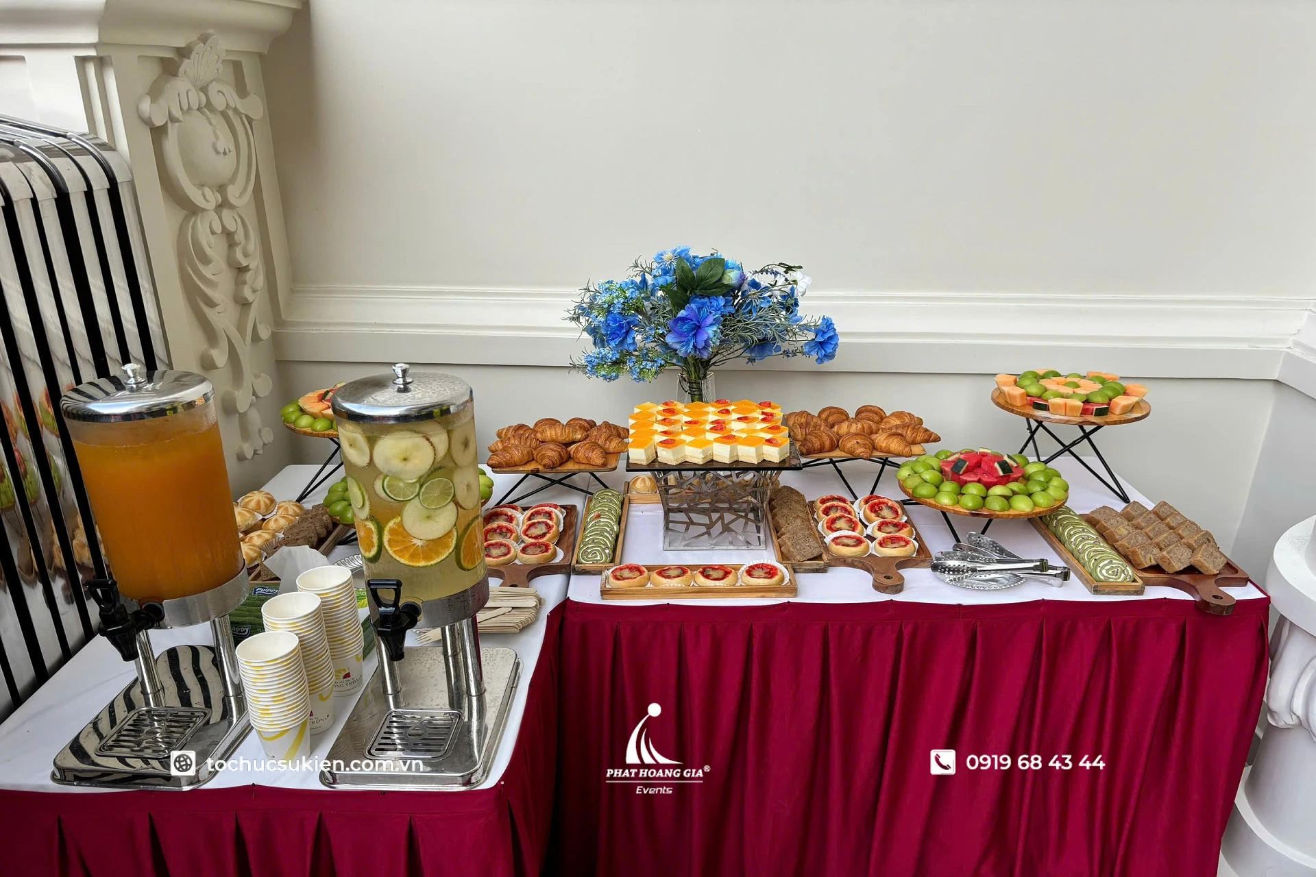 Bàn tiệc trà teabreak với đa dạng bánh ngọt, trái cây và đồ uống được sắp xếp phục vụ khách mời