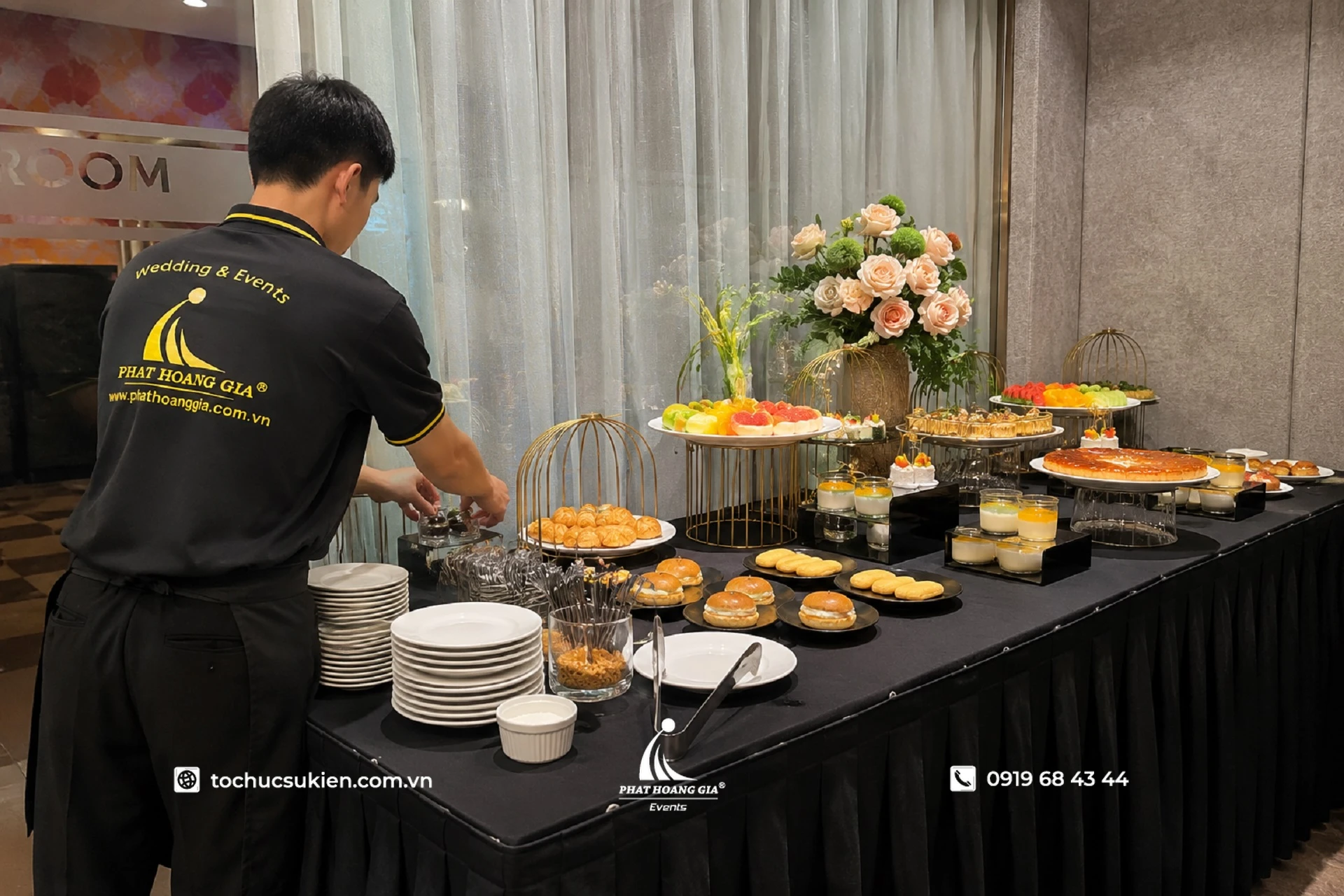 Nhân viên sự kiện setup bàn tiệc trà teabreak trước thời gian đón khách tham dự