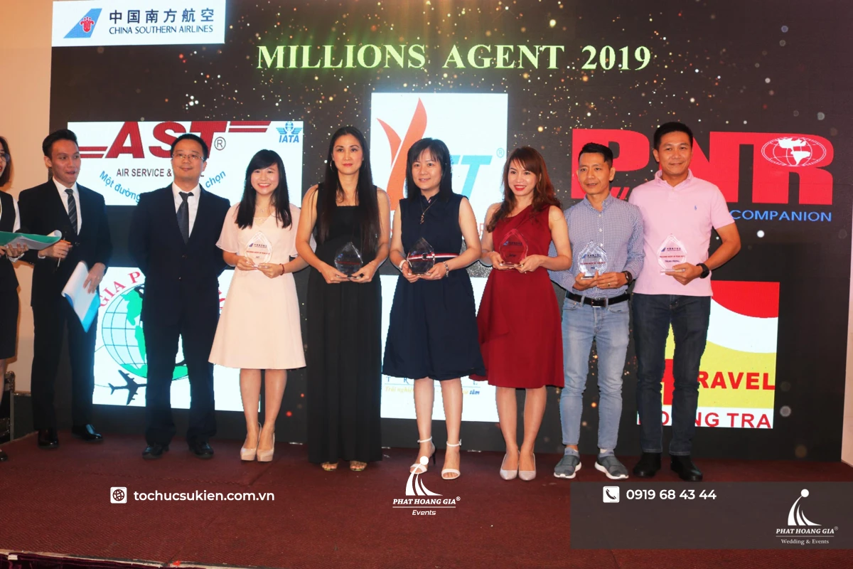 Các đại lý xuất sắc tự hào cầm kỷ niệm chương pha lê trên sân khấu sự kiện tiệc tri ân
