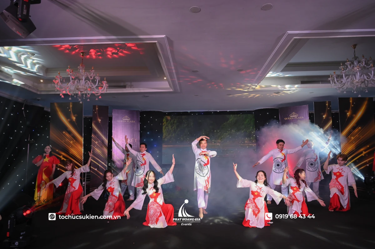Nhân viên mặc trang phục áo dài in hình bản đồ Việt Nam biểu diễn văn nghệ tại tiệc cuối năm