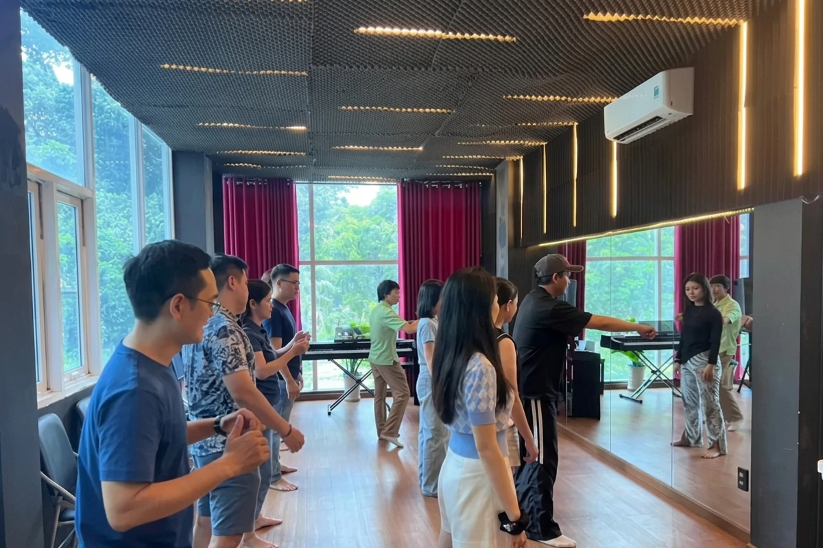 Giai đoạn tổng duyệt rehearsal chỉn chu với các động tác múa đồng đều cho tiết mục văn nghệ cuối năm