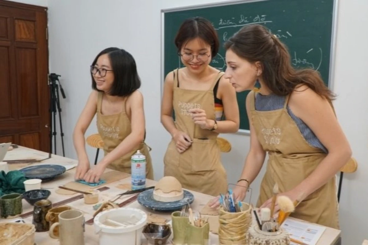 Hoạt động trải nghiệm làm gốm đầy sáng tạo và thư giãn trong chương trình tổ chức 8/3