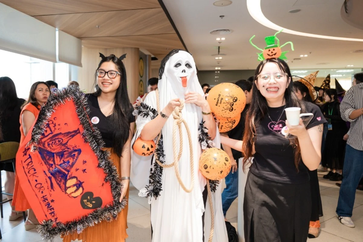 Tập thể nhân sự hào hứng tạo hình cosplay độc lạ tại văn phòng tổ chức halloween