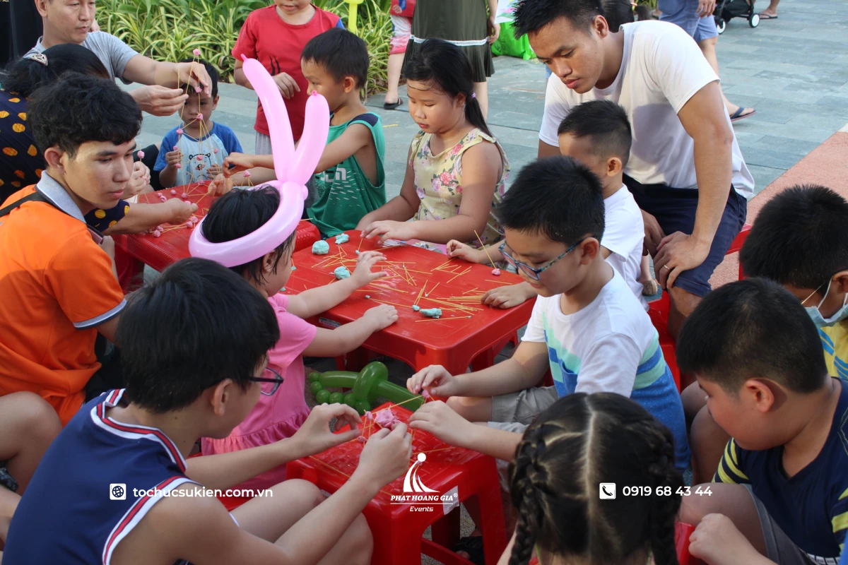 Các bé hào hứng tham gia workshop tạo hình trong ngày hội tổ chức quốc tế thiếu nhi