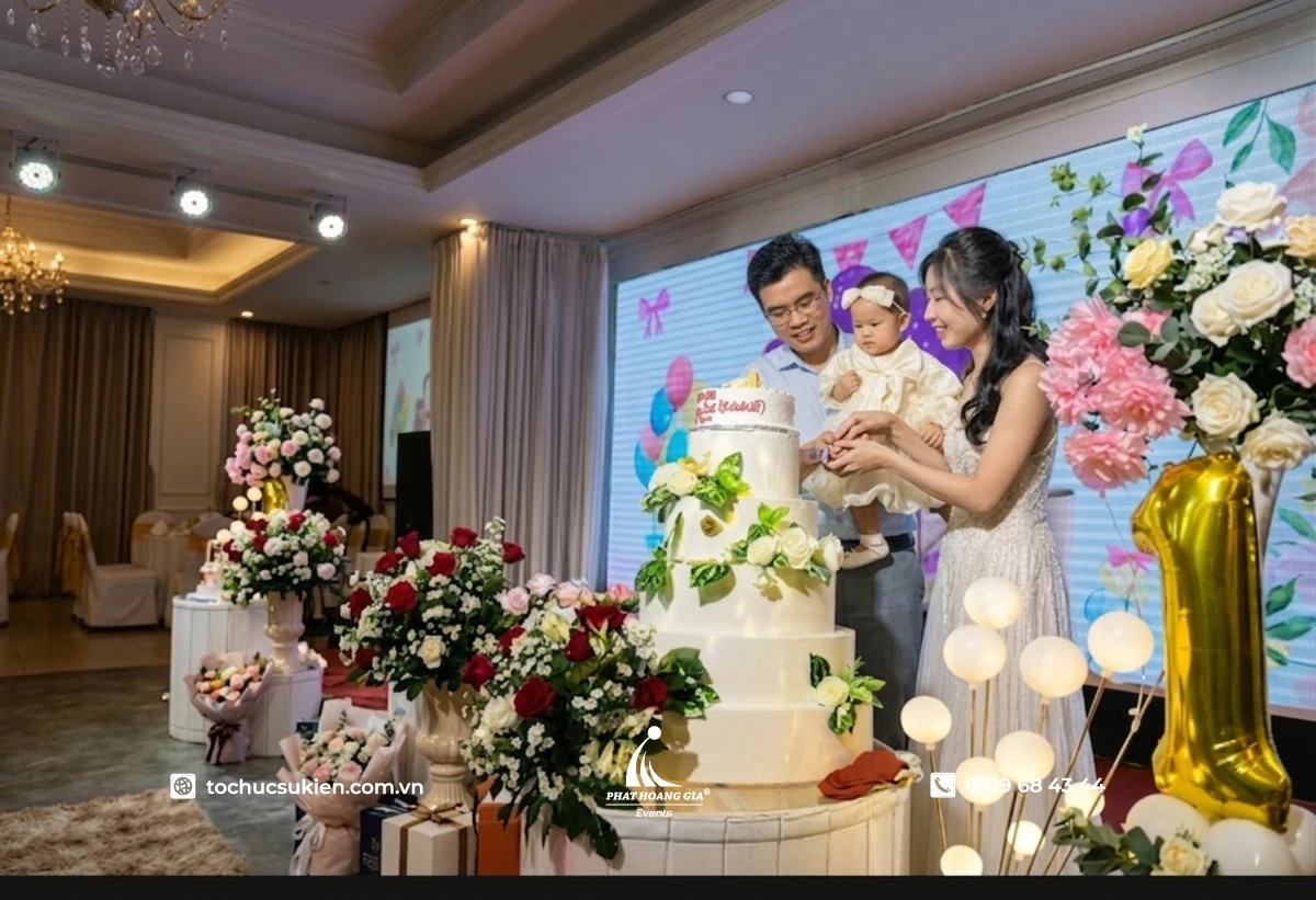 Hình ảnh gia đình quay quần cùng cắt bánh trong ngày sinh nhật.