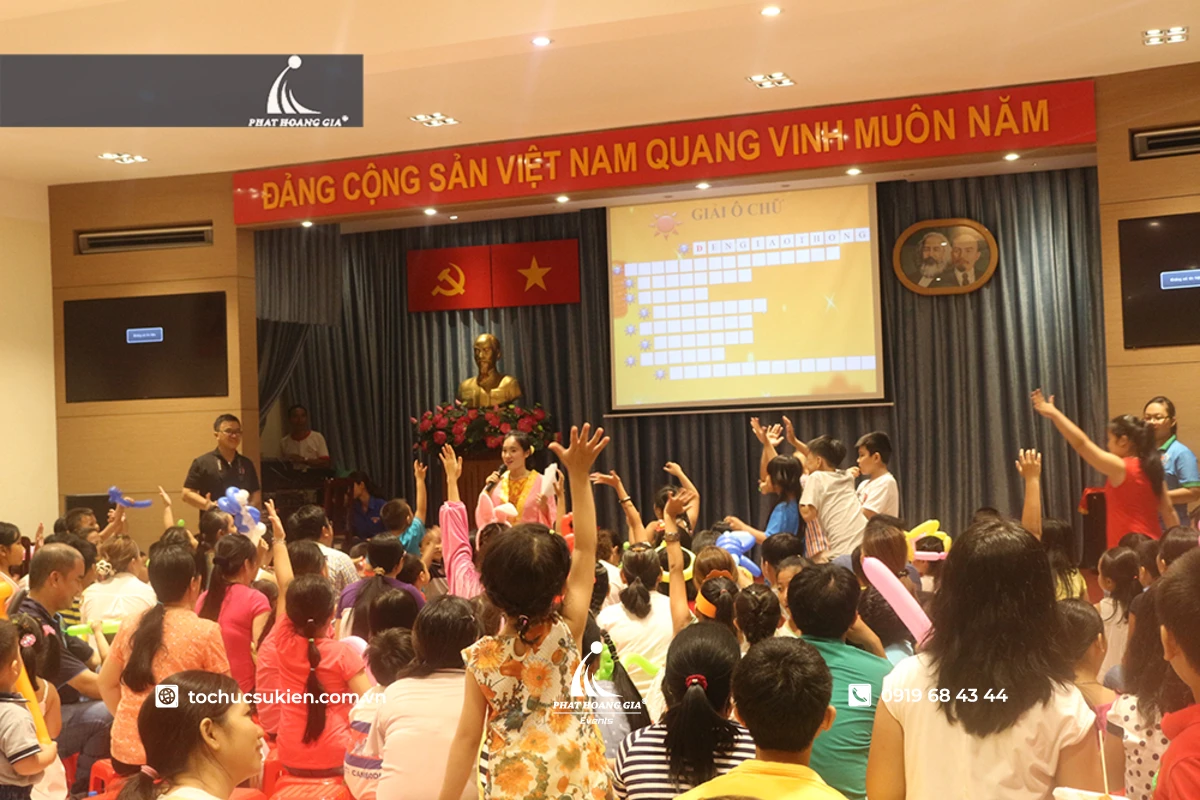 Hoạt động giải ô chữ tương tác vui nhộn trên sân khấu chương trình tổ chức sự kiện 1/6